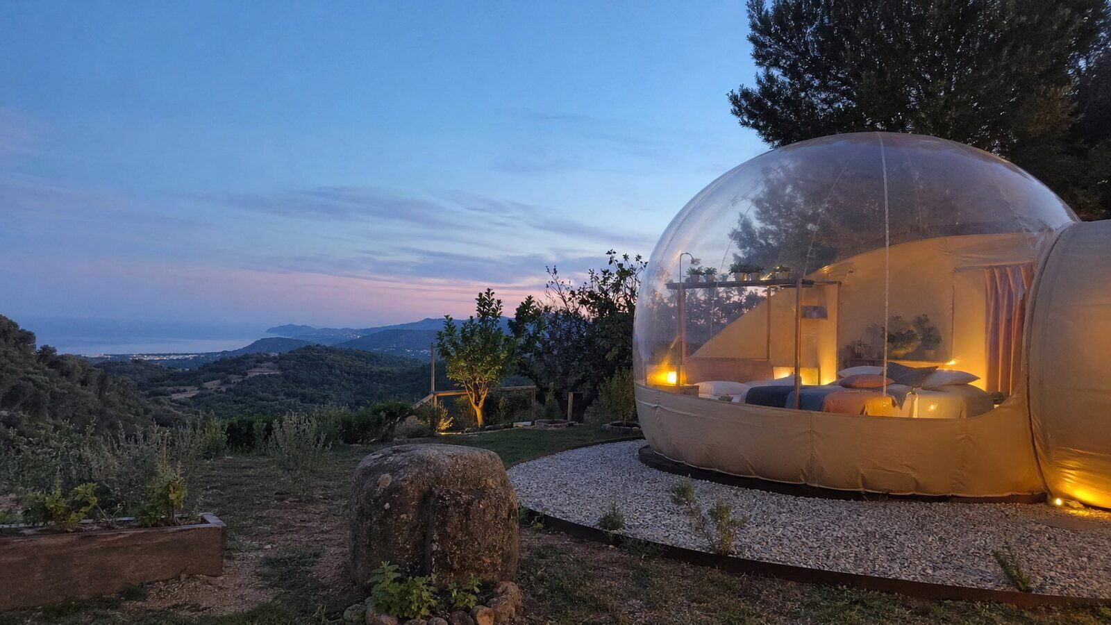 Hotel burbuja en Cataluña al atardecer
